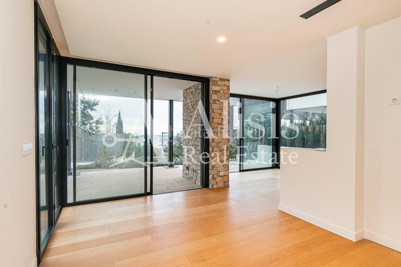 Foto c652ff84-f7f0-4190-aade-dea467611ae8. Xalet amb xemeneia calefacció aparcament piscina a Barcelona