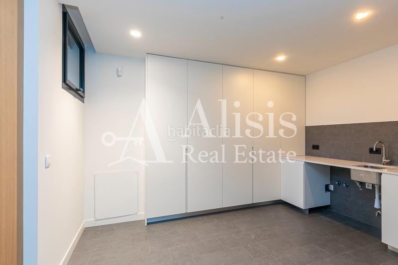 Foto c9459e3c-b622-43a6-b6b9-4c356f9c92a0. Xalet amb xemeneia calefacció aparcament piscina a Barcelona