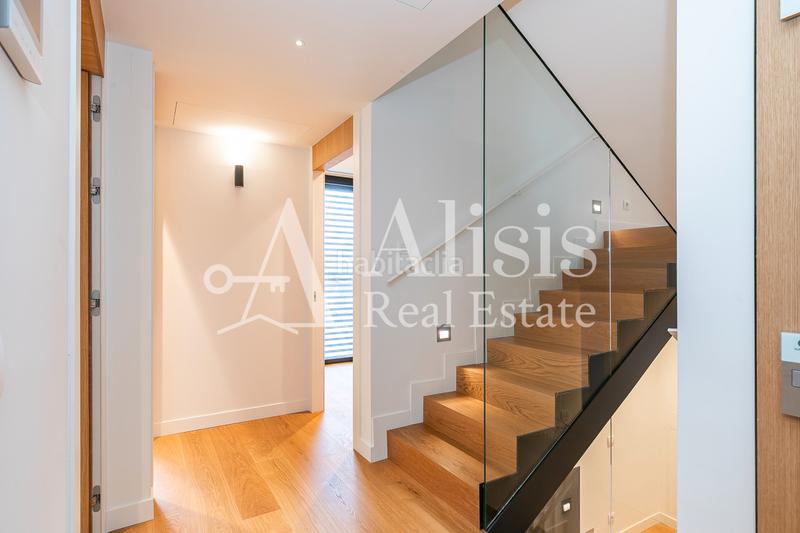 Foto cdc4ed1f-3e55-46f0-9995-764f2b4e7444. Xalet amb xemeneia calefacció aparcament piscina a Barcelona