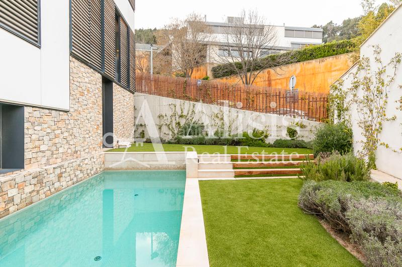 Foto ce01d525-9c0a-414f-ad50-218721972567. Xalet amb xemeneia calefacció aparcament piscina a Barcelona