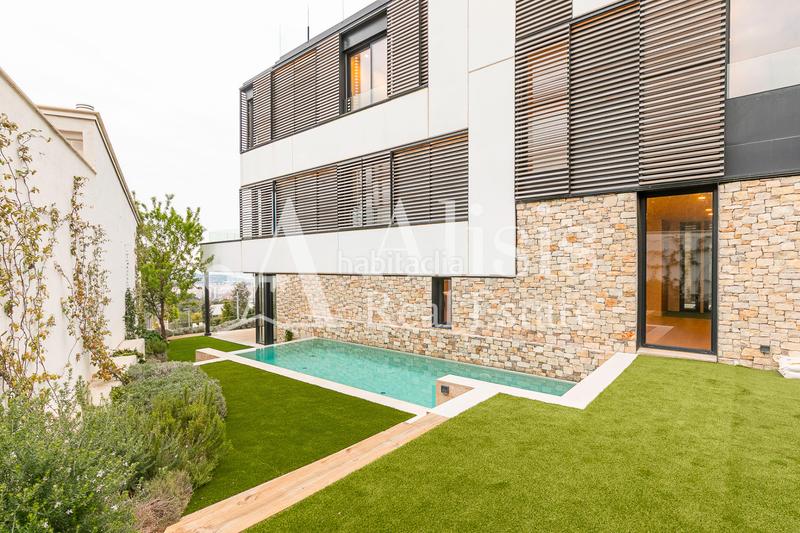 Foto ce3703ca-48e9-41cd-bfe9-2dba9fe88de8. Xalet amb xemeneia calefacció aparcament piscina a Barcelona