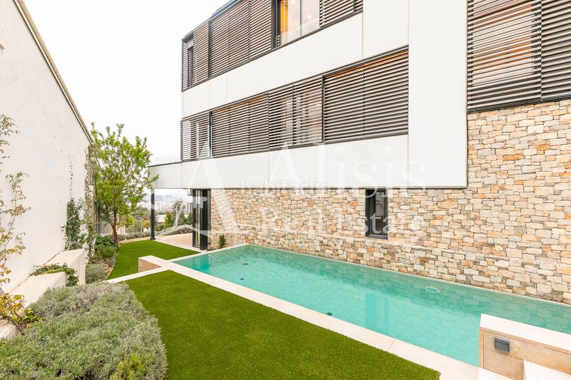 Foto d14a966e-065b-41f0-93b4-9dfbded9cc9a. Xalet amb xemeneia calefacció aparcament piscina a Barcelona