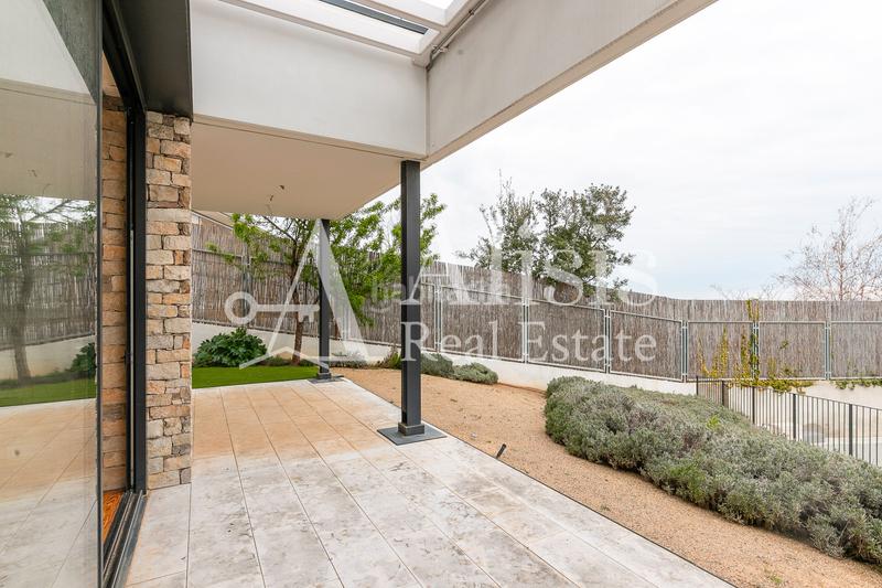 Foto d1a1c567-7017-4b6f-b01a-9b32b954228a. Xalet amb xemeneia calefacció aparcament piscina a Barcelona