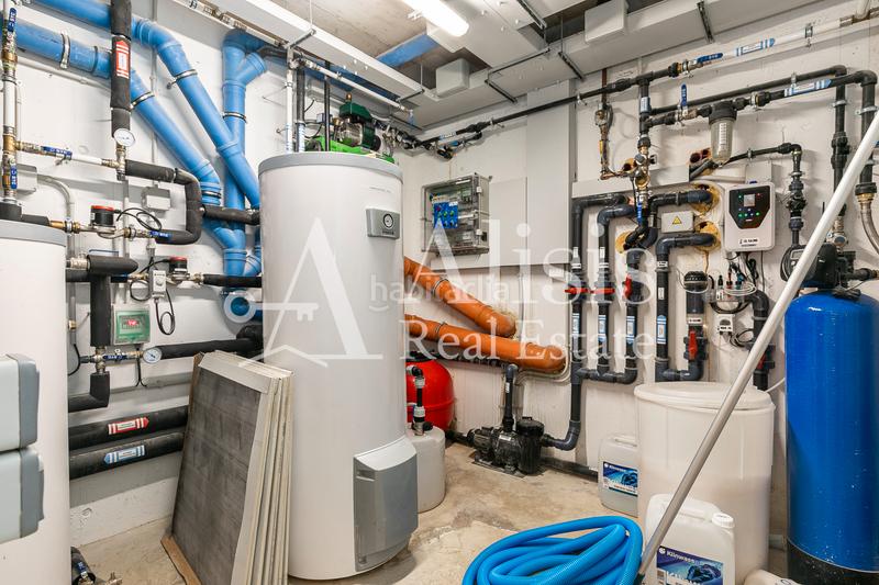 Foto d5ee0250-6880-4dfa-b56e-1e3bd194d2bf. Xalet amb xemeneia calefacció aparcament piscina a Barcelona