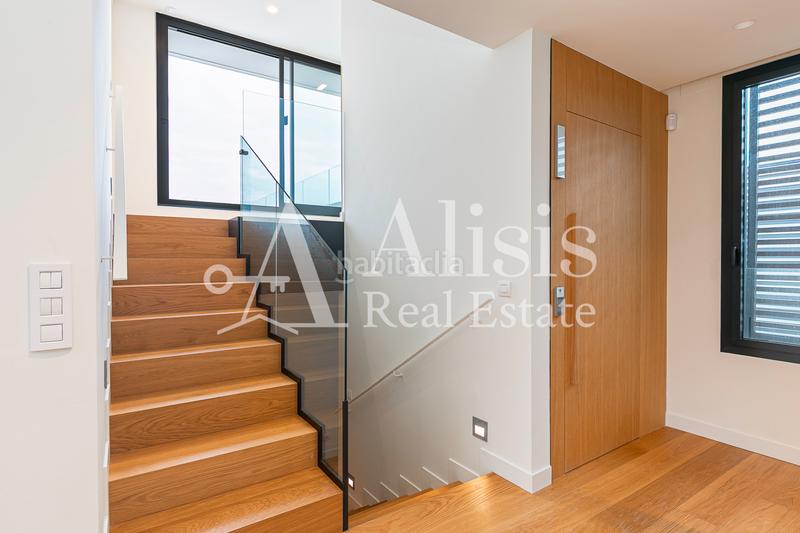 Foto dc201e60-06fc-4913-a20b-226bbc5a776b. Xalet amb xemeneia calefacció aparcament piscina a Barcelona