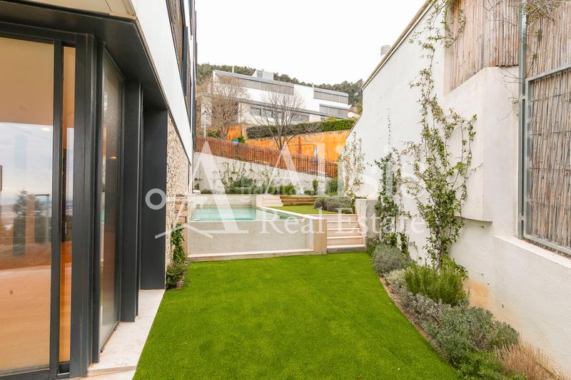 Foto e05beda2-eb82-421c-bb82-9ebb4ef7fb56. Xalet amb xemeneia calefacció aparcament piscina a Barcelona