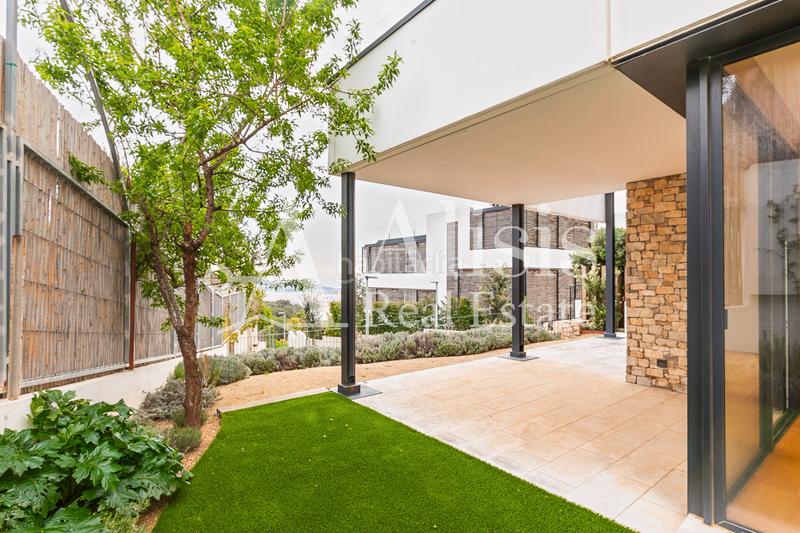 Foto e16fc0ea-ccf4-4f44-8a0e-380022e0b5ab. Xalet amb xemeneia calefacció aparcament piscina a Barcelona