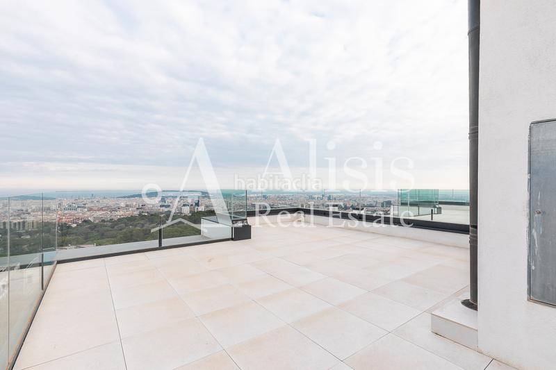 Foto eab14012-1837-422b-932e-1f3c70552717. Xalet amb xemeneia calefacció aparcament piscina a Barcelona