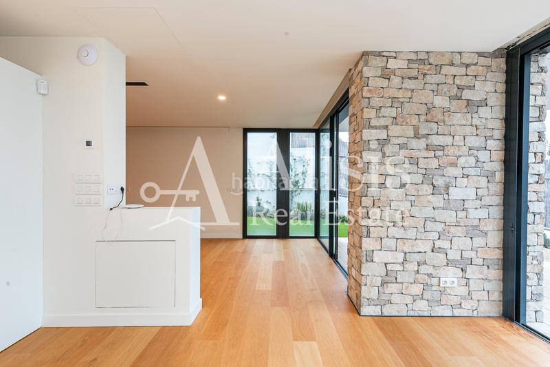 Foto ed41f4cb-9914-4fa5-9b46-0a6581e43256. Xalet amb xemeneia calefacció aparcament piscina a Barcelona