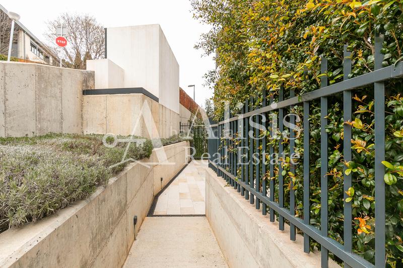 Foto efa7c754-9419-4fa9-8e73-293488b67228. Xalet amb xemeneia calefacció aparcament piscina a Barcelona