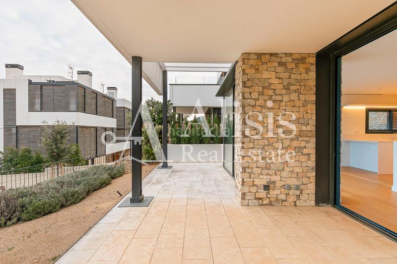 Foto f289799f-7d3a-4f2a-b986-2a0dff2cadd0. Xalet amb xemeneia calefacció aparcament piscina a Barcelona