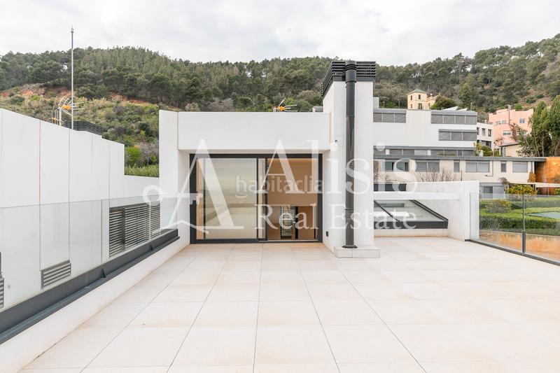 Foto f2902f17-59b3-4678-b850-dcb102198831. Xalet amb xemeneia calefacció aparcament piscina a Barcelona