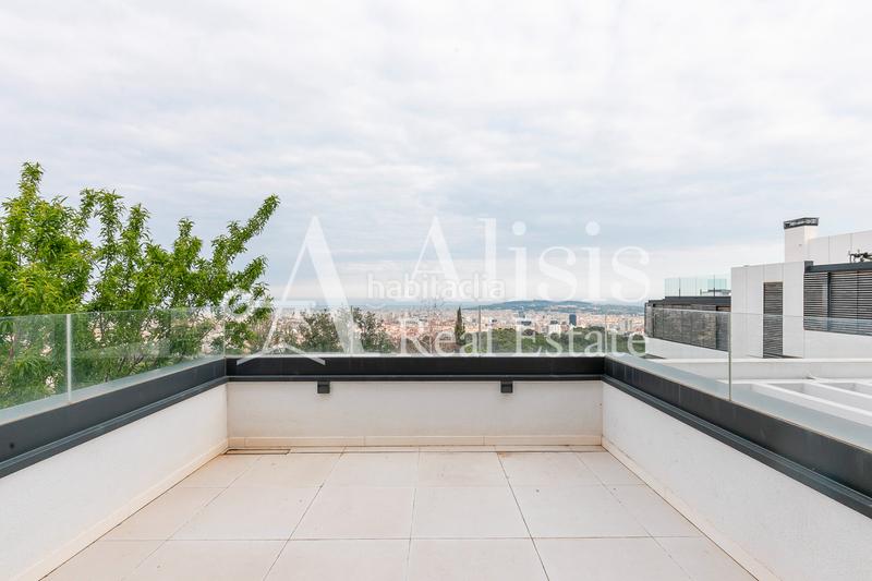 Foto f673c1e4-5627-4847-b32e-f4101f3a1f80. Xalet amb xemeneia calefacció aparcament piscina a Barcelona