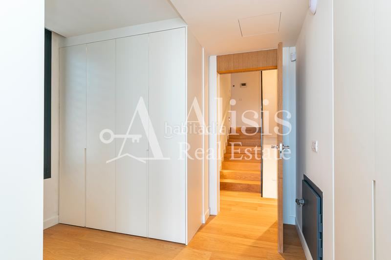 Foto f6a6f40e-0bc2-4b09-9ebd-bd899e0c8459. Xalet amb xemeneia calefacció aparcament piscina a Barcelona