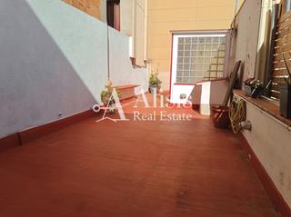 Casa aparellada a Sagrada Famlia. Casa independiente con terraza privada en pleno eixample