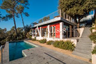 Chalet en Molins de Rei. Espectacular propiedad en vallpineda, molins de rei con vistas a