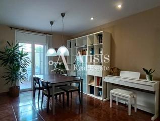 Maison jumelée à Cabrils. Chalet adosado en venta en cl sant jordi