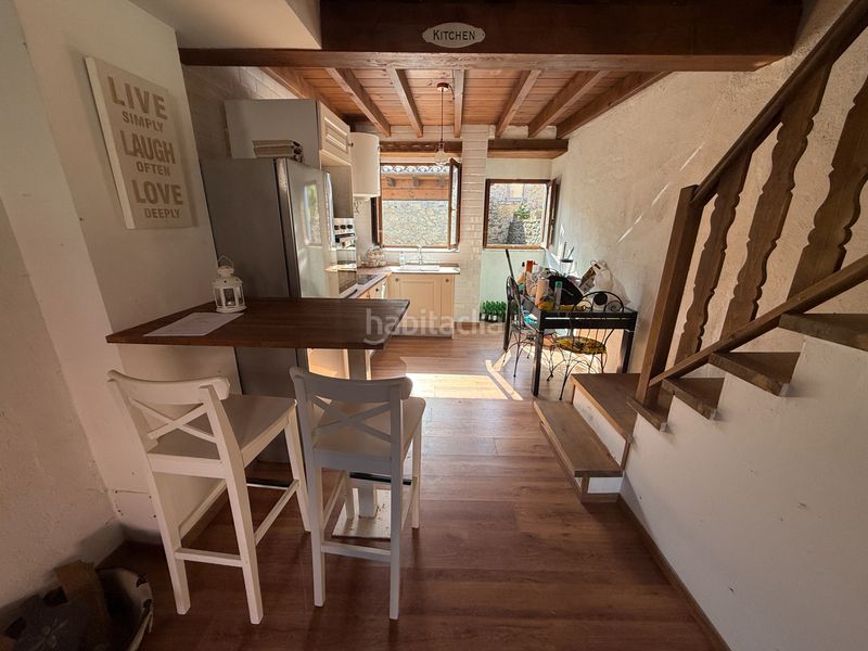 Foto c643cc49-6f7a-451a-98a1-265adbde2c7e. Casa adossada a Parres