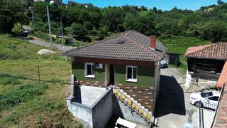 Casa in Carbayin-Lieres-Valdesoto. Casa independiente con terraza, cochera y almacén en siero