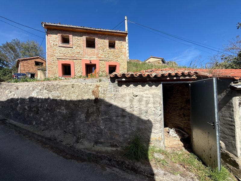 Foto 73188bed-2786-43ab-a9a3-92c31ed469de. Casa amb calefacció aparcament a Sama Langreo