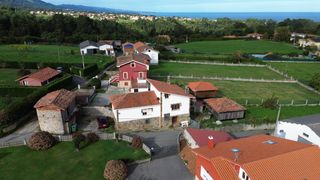 Casa  Camín de campo mingo. Casa con finca, hórreo y garaje cerca de la costa en albuerne