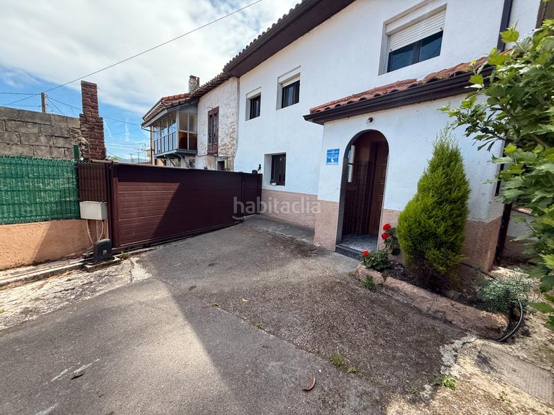Foto f26fe9ad-2d5d-42e0-a101-f4a73e8bd110. Casa amb aparcament a Pravia