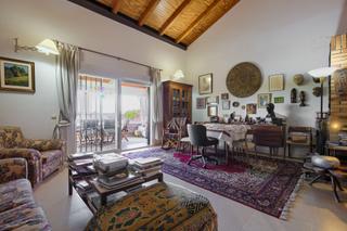 Chalet in Colmenarejo. Chalet independiente en esquina con apartamento anexo
