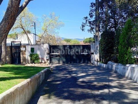Foto c8bde21c-54ae-4c90-a637-894829621b83. Pis amb calefacció aparcament piscina a Casa Amarilla Galapagar