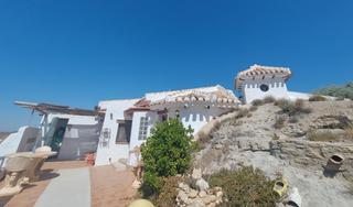 Casa a Galera. Casa cueva parcial con jardín, terraza y garaje en galera