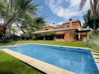 Chalet à Sierra Blanca. Villa de estilo andaluz, orientada al suroeste, ubicada en altos