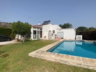 Chalet à El Velerín. Villa situada en la new golden mile para renovación