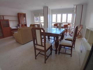 Flat in Mazarrón Casco Urbano. Esta propiedad tiene 3 habitaciones dobles y 2 baños.