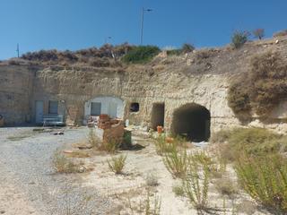 Masia a Cuevas del Campo. 3 casas cueva