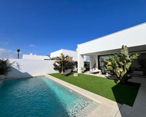 Xalet a Islas Menores-Mar de Cristal. Villa en venta a tan solo 500 metros de las playas de mar de cri