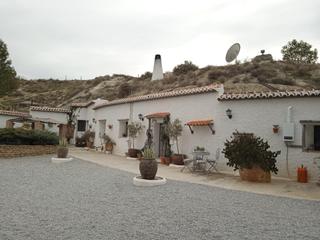 Casa en Baza. Espaciosa casa cueva en salazar con terreno