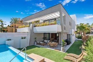 Doppelhaus in Divina Pastora. Casa adosada a unos pasos de la playa de puerto banús