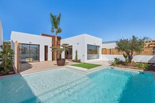 Chalet en Las Lomas de Rame-Bahía Bella. Villas de nueva construcción en los alcázares