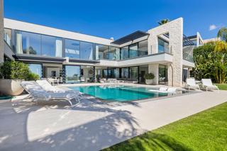 Xalet a La Alquería. Villa de lujo moderna con vistas al mar y al golf en benahavís