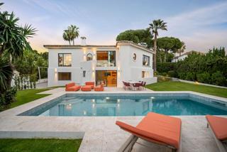 Xalet a Las Brisas. Villa mediterránea con interiores impresionantes en nueva andalu