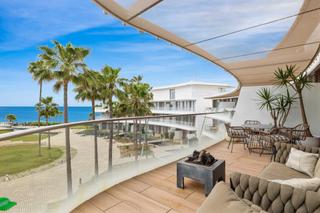 Apartament a Guadalobón. Apartamento de lujo en primera línea de playa con vistas al mar