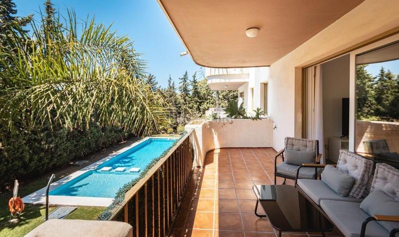 Foto c468f48e-df77-4160-ae72-e2358334d75b. Piccolo appartamento con parcheggio piscina in Nueva Andalucía centro Marbella