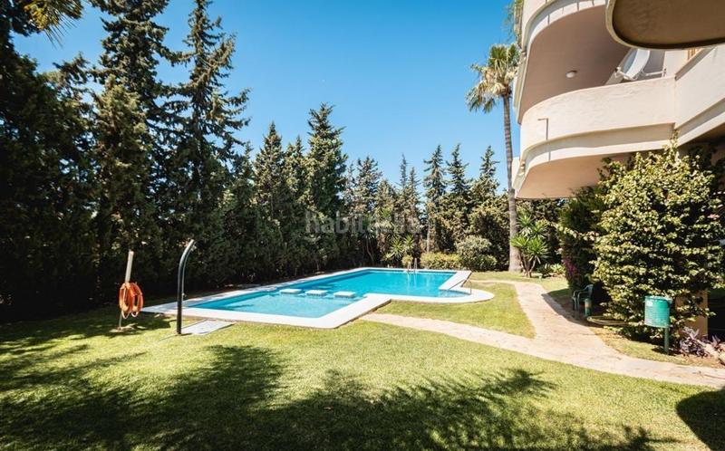 Foto f285a77f-0073-4ef5-af04-d1ce68e1c267. Piccolo appartamento con parcheggio piscina in Nueva Andalucía centro Marbella