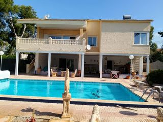 Casa a Perín. Magnífica casa con jardín a 250 metros del mar