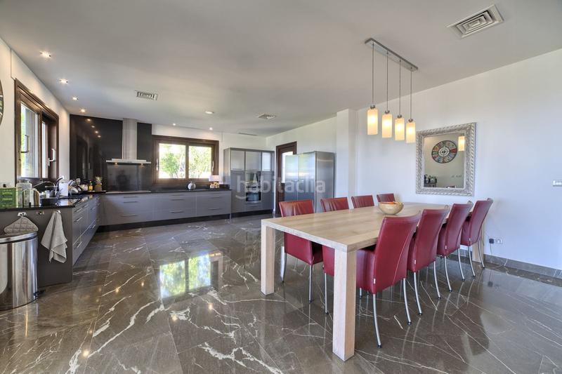Foto c235d611-d3d2-4f03-acb2-144e9ac2968a. Chalet con parcheggio piscina in Los Flamingos Benahavís