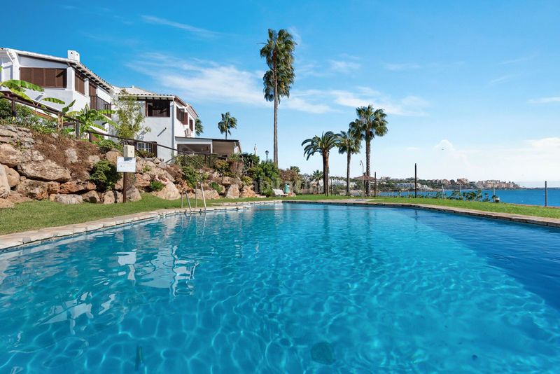 Foto ba400246-f0a8-4923-89aa-af5d8e175d8d. Casa adossada amb piscina a Guadalobón Estepona
