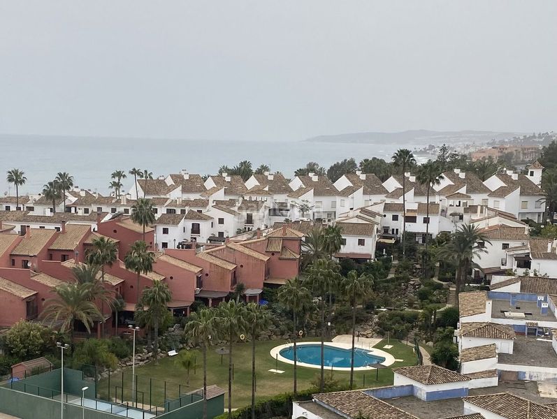 Foto bf2d382f-f67d-42dc-9019-88b805c40eca. Casa adossada amb piscina a Guadalobón Estepona