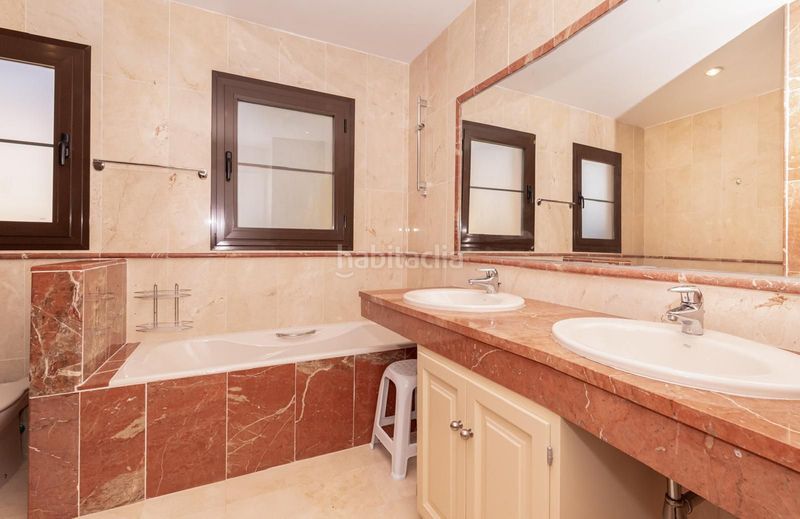 Foto a7d5e3ff-9798-4c3d-9898-e29f4ffd5dc6. Apartament amb aparcament piscina a Atalaya - Isdabe Estepona