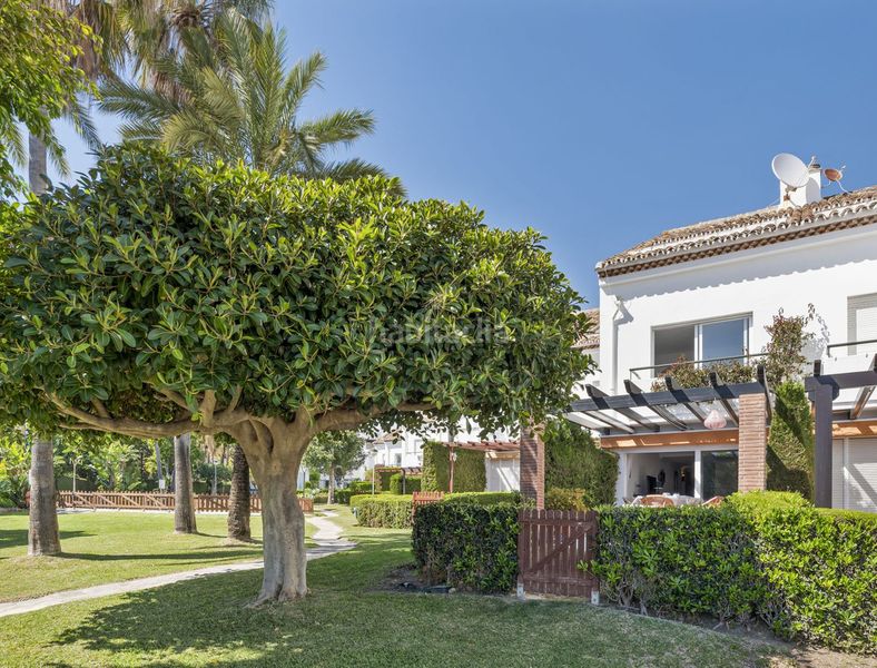 Foto 3449ad77-b477-4dc0-a937-f83a159cb8b5. Casa adossada amb piscina a Guadalobón Estepona
