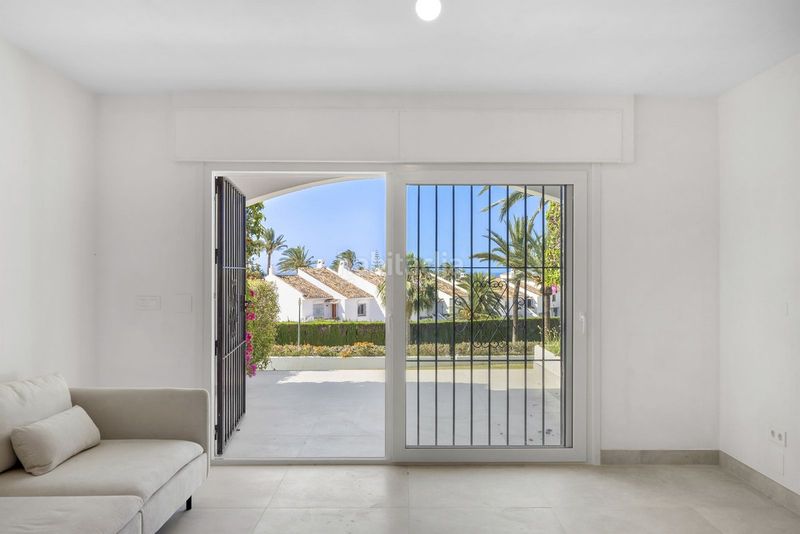 Foto f15f8e62-972e-4f94-84cb-2c5a6c3f197d. Planta baja en Nueva Andalucía centro Marbella