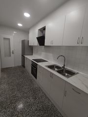 Rent Flat  Avinguda joan peset aleixandre. Luminoso piso exterior de 4 dormitorios en godella